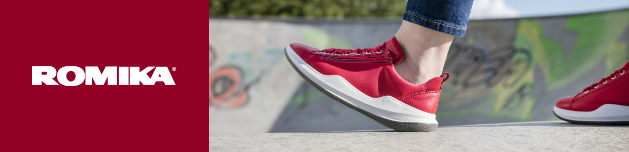 Rote Schuhe mit Skaterpark im Hintergrund