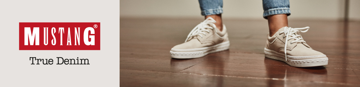 SchnÃ¼rschuhe in beige auf Parkettboden