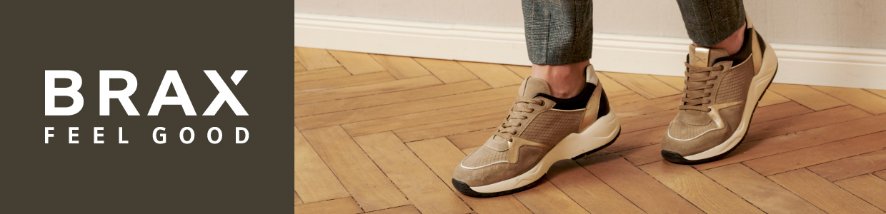 Brax Schuhe stehend auf Parkett vor einer Wand