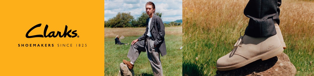 Clarks Schuhe auf Stein im Hintergrund Feld