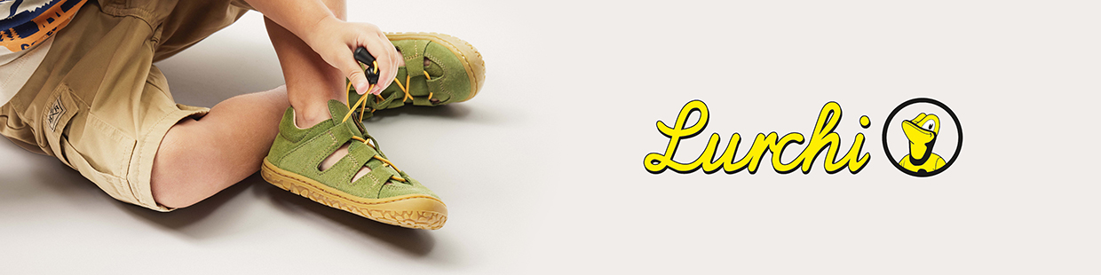  Lurchi Logo und ein Kind trägt Sandalen