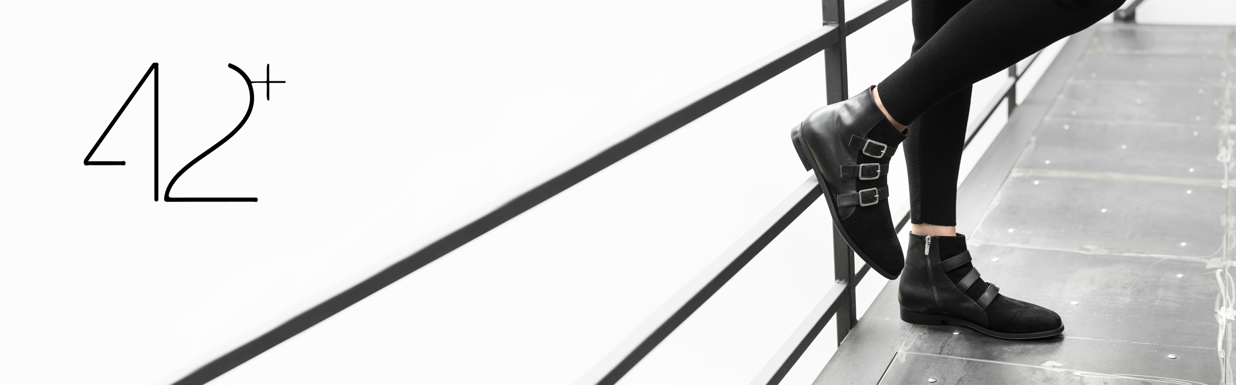 Logo 42+ und Frau trägt Boots