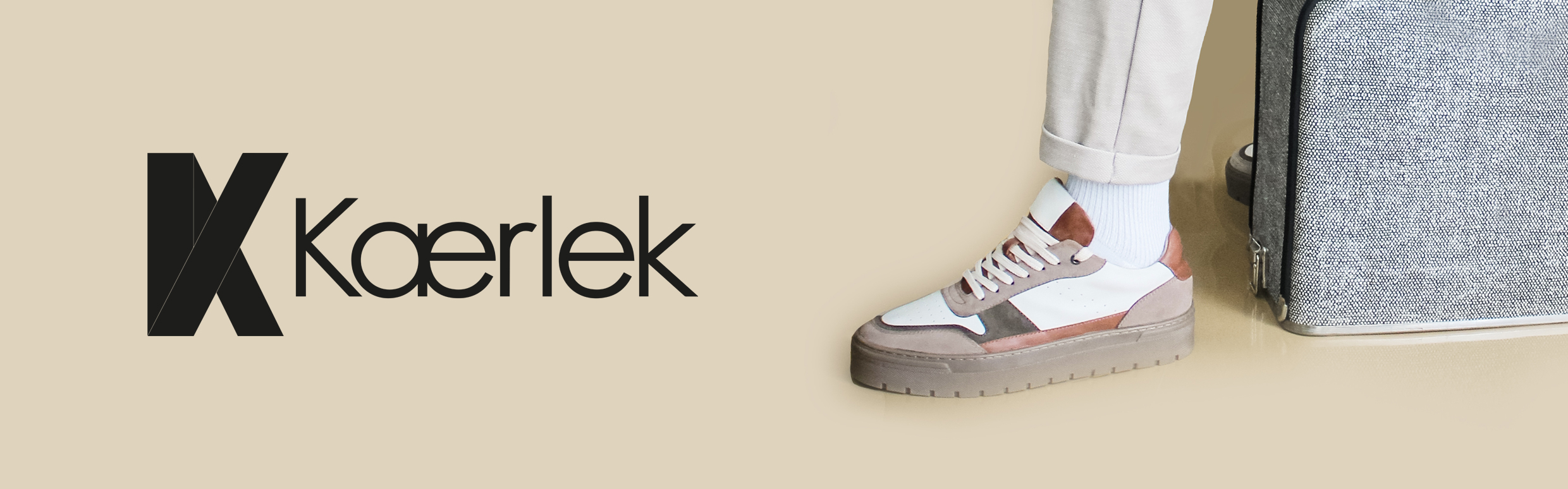 Logo Kaerlek und ein Mann trägt Sneaker